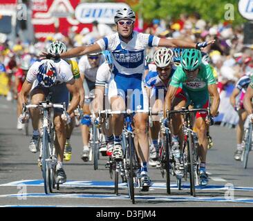 (Dpa) - cylcist italiano Alessandro Petacchi (C) (Team Fassa Bortolo) allunga le braccia e cavalca la sua bicicletta senza tenere premuto su di essa dopo aver vinto la quinta tappa del Tour de France a Nevers, Francia, 10 luglio 2003. Petacchi ha vinto la crono race che copre una distanza oltre 196,5 chilometri da Troyes a Nervi e asseted sé verso la fine, contro il ciclista estone Jaan K Foto Stock