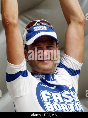 (Dpa) - Italia di Alessandro Petacchi del team Fassa Bortolo sorride dopo aver vinto la terza tappa del Tour de France, in Saint Dizier, Francia, 8 luglio 2003. La terza fase ha portato da Charleville-Mezieres a Saint Dizier oltre una distanza di 167,5 km. Foto Stock