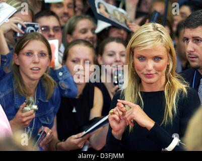 (Dpa) - US attrice Cameron Diaz (R), uno dei personaggi principali nel nuovo film 'Charlie's Angels Full Throttle", raffigurato con ventole sul suo modo al premiere party presso un cinema a Berlino, 8 luglio 2003. Foto Stock