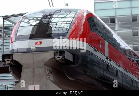 (Dpa) - Un superspeed Transrapid maglev train è raffigurato al nuovo terminal 2 dell'aeroporto di Monaco, 3 luglio 2003. Il veicolo ospita un centro di informazioni organizzato da una società che vuole inoltre il tedesco a levitazione magnetica treno al passaggio del mouse per eseguire tra il centro di Monaco e l'aeroporto. Il terminale 2 che hanno un costo di 1,5 miliardi di euro è stato aperto il 29 giugno 2003 ed è usato esclusivamente da Lufthan Foto Stock