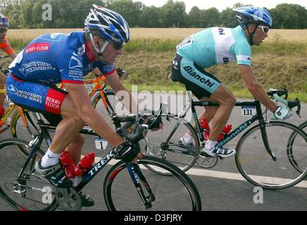 (Dpa) - quattro volte vincitore del Tour de France Lance Armstrong (L) del team US Postal-Berry piano scorre nel pack di fronte tedesco vincitore olimpico Jan Ullrich (R) del team Bianchi, durante la seconda tappa del Tour de France in La Ferte-sous-Jouarre, Francia, 7 luglio 2003. La seconda fase ha portato da La Ferte-sous-Jouarre a Sedan oltre una distanza di 204,5 km. Foto Stock