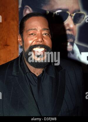 (Dpa file) - cantante statunitense Barry White illustrato durante una conferenza stampa tenutasi ad Amburgo, 12 ottobre 1999. L'anima leggenda morì il 4 luglio 2003 a Los Angeles dopo la sofferenza di insufficienza renale e una corsa. Egli è stato 58. Avente alta pressione sanguigna per anni che alla fine ha portato a problemi renali e trattamento di dialisi, iniziò a cercare un donatore di rene lo scorso autunno. La rosa bianca di fama nel 19 Foto Stock