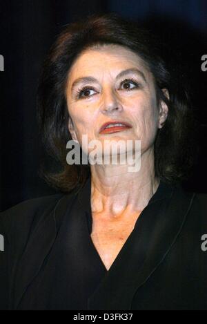 (Dpa) - attrice francese Anouk Aimee guarda in alto durante il Bernhard Wicki-Filmpreises cerimonia di premiazione si terrà a Monaco di Baviera, Germania, il 2 luglio 2003. Aimee ha ricevuto il Bernhard Wicki-Filmpreis award per il suo ruolo come Myriam nel film 'Birkenau e Rosenfeld'. Il Bernhard Wicki-Filmpreis è stato stabilito come un tedesco la pace award lo scorso anno con l intenzione di onorare gli artisti, registi e il loro lavoro Foto Stock