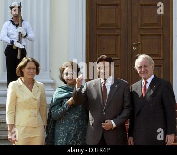 (Dpa) - Il Presidente tedesco Johannes Rau (R) e sua moglie Christina Rau (L) ricevere il generale Pervez Musharraf, Presidente della Repubblica islamica del Pakistan (2a da R), e sua moglie Sabha Musharraf, a Berlino, 30 giugno 2003. Musharraf era su una visita di tre giorni in Germania. Foto Stock