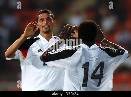 (Dpa) - riscontro tedesco Kevin Kuranyi (L) celebra con il compagno di squadra Gerald Asamoah dopo il punteggio 1-0 in amichevole internazionale tra la Tailandia e la Germania a Rajamangala National Stadium di Bangkok, Thailandia, 21 dicembre 2004. Foto Stock