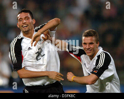 (Dpa) - riscontro tedesco Kevin Kuranyi (L) celebra con il suo compagno di squadra Lukas Podolski dopo Podolski ha segnato il 3-1 portano in amichevole internazionale tra la Tailandia e la Germania a Rajamangala National Stadium di Bangkok, Thailandia, martedì 21 dicembre 2004. Foto Stock