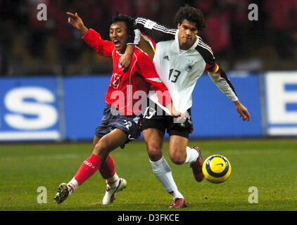 (Dpa) - German National Soccer team capitano Michael Ballack (R) le lotte per la palla con il sud coreano Kyu-Seon Park durante il cordiale partita di calcio tra la Germania e la Corea del Sud a Asiad Stadium di Busan, Corea del Sud, domenica 19 dicembre 2004. La Corea del Sud ha vinto 3-1. Foto Stock