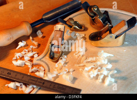 (Dpa) - Un liutaio di piani e trucioli di legno si trovano sparsi in un workshop in Neu Meteln, Germania, 30 novembre 2004. Foto Stock