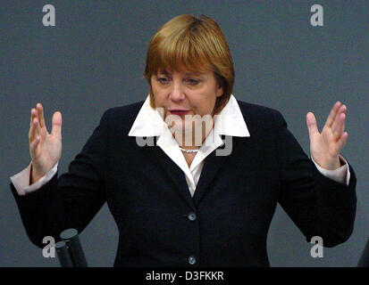 (Dpa) - Angela Merkel, presidentessa del conservatore CDU/CSU fazione del Bundestag, parla nel parlamento regionale di Berlino, giovedì 16 dicembre 2004. Il Parlamento tedesco stava discutendo la Ue i negoziati con la Turchia. Foto Stock