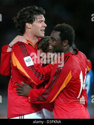 (Dpa) - Tedesco centrocampista e capitano della squadra Michael Ballack (L) festeggia con i compagni di squadra Miroslav KLOSE (C) e Gerald Asamoah dopo Klose ha segnato il 3-0 nella partita amichevole tra il Giappone e la Germania a International Stadium di Yokohama, Giappone, giovedì 16 dicembre 2004. La Germania ha vinto la prima partita delle sue tre tour gioco dell Asia da un punteggio finale di 3-0. Foto Stock