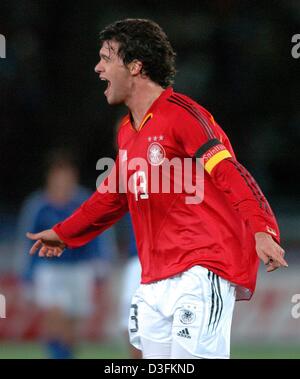 (Dpa) - Tedesco centrocampista e capitano della squadra Michael Ballack celebra dopo il punteggio 2-0 nella partita amichevole tra il Giappone e la Germania a International Stadium di Yokohama, Giappone, giovedì 16 dicembre 2004. La Germania ha vinto la prima partita delle sue tre tour gioco dell Asia da un punteggio finale di 3-0. Foto Stock