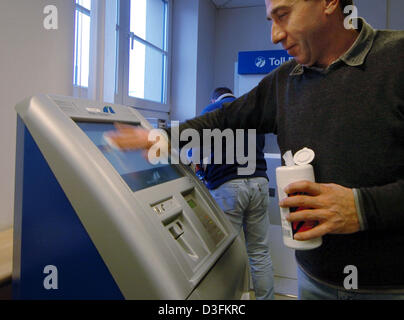 I dipendenti di tedesco pedaggio autostradale società Toll Collect impostare e pulire i terminali di pedaggio presso il confine ceco-tedesco in Waidhaus, Germania, martedì 14 dicembre 2004. È previsto che l'Ufficio federale tedesco per i trasporti di merci (BAG) darà la sua approvazione ufficiale per il 1 gennaio 2005 la data di inizio dell'sattelite pedaggio basato su un sistema di raccolta per le autostrade tedesche. Trasporto tedesca M Foto Stock