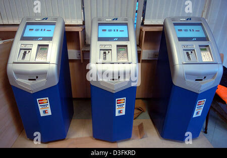 (Dpa) - appena configurato terminali di pedaggio di tedesco pedaggio autostradale società Toll Collect stand presso il confine ceco-tedesco in Waidhaus, Germania, 14 dicembre 2004. È previsto che l'Ufficio federale tedesco per i trasporti di merci (BAG) darà la sua approvazione ufficiale per il 1 gennaio 2005 la data di inizio dell'sattelite pedaggio basato su un sistema di raccolta per le autostrade tedesche. Il ministro dei Trasporti tedesco Foto Stock