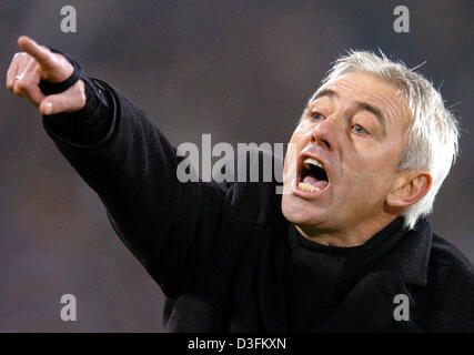 (Dpa) - Bert van Marwijk, olandese nato head coach della Bundesliga tedesca club Borussia Dortmund, gesti selvaggiamente durante una partita a Ostseestadion a Rostock, Germania, 11 dicembre 2004. Dortmund, che ha vinto la Champions League titolo in 1997, sta attraversando una stagione difficile ed è attualmente solo in quattordicesimo posto in 18 team Bundesliga tedesca. Foto Stock