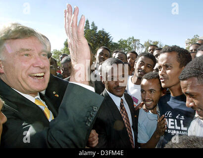 (Dpa) - Il presidente tedesco Horst Koehler onde per la folla in una strada ad Addis Abeba, Etiopia, il 13 dicembre 2004. Il Presidente tedesco è su un periodo di cinque giorni di visita in Etiopia. Foto Stock