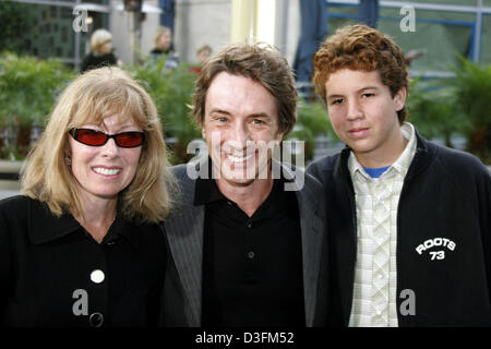 (Dpa) - Attore Martin Short pone con figlio Enrico e sua moglie Nancy Dolman alla premiere per il film "Lemony Snicket una serie di sfortunati eventi' alla Cupola di Glossari Affini a Los Angeles, Stati Uniti d'America, 12 dicembre 2004. Foto Stock