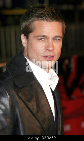 (Dpa) - Noi attore Brad Pitt nella foto durante la premiere del suo nuovo film "Ocean's Twelve' in Hollywood, 8 dicembre 2004. Foto Stock