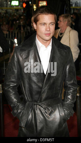 (Dpa) - Noi attore Brad Pitt arriva alla premiere del suo nuovo film "Ocean's Twelve' in Hollywood, 8 dicembre 2004. Foto Stock