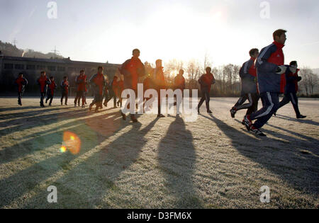 (Dpa) - I giocatori della squadra a stella Cina 08 durante il loro primo pratica presso i loro training camp in Bad Kissingen, Germania, venerdì 10 dicembre 2004. Il talento di giovani calciatori preparare in Germania per i Giochi olimpici del 2008 che si terrà a Pechino. Una cooperazione per la formazione di nuove reclute è stato concordato tra il soccer academy di Bad Kissingen e la Cina è così Foto Stock