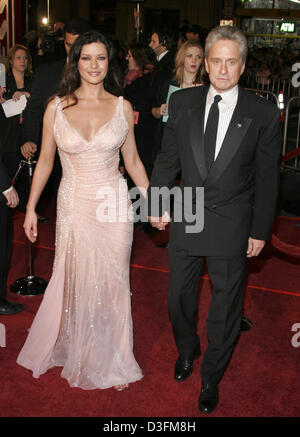 (Dpa) - Hollywood giovane Catherine Zeta Jones e Michael Douglas alla premiere del nuovo film "Ocean's Twelve' in Hollywood, Stati Uniti d'America, 8 dicembre 2004. Foto Stock