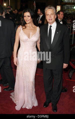 (Dpa) - Hollywood giovane Catherine Zeta Jones e Michael Douglas alla premiere del nuovo film "Ocean's Twelve' in Hollywood, Stati Uniti d'America, 8 dicembre 2004. Foto Stock