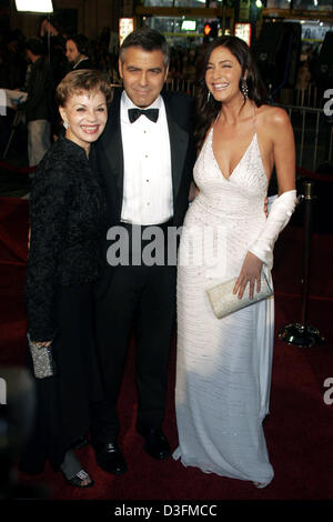 (Dpa) - Attore George Clooney arriva con sua madre Nina Warren (L) e la sua fidanzata, modello Lisa Snowdon, per la premiere del nuovo film "Ocean's Twelve' in Hollywood, Stati Uniti d'America, 8 dicembre 2004. Foto Stock