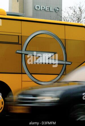 (Dpa) - Il logo Opel è visto sul sito di produzione bus tours presso il principale impianto di produzione automobilistica Opel in Ruesselsheim, Germania, 8 dicembre 2004. La riorganizzazione della casa costruttrice che lottano dovrebbe avvenire senza licenziamenti operativa e la chiusura di impianti. General Motors e gestione dei dipendenti hanno concordato su questo. Opel è la società madre General Motors vuole Foto Stock