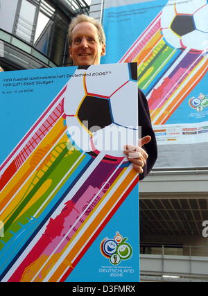 (Dpa) - Wolfgang Schuster, sindaco della città tedesca di Stoccarda, presenta Stoccarda ufficiale 2006 FIFA Soccer World Cup poster di fronte al Gottlieb Daimler Stadium di Stoccarda, Germania, 2 dicembre 2004. Foto Stock