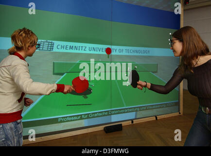 (Dpa) - Due supporti di comunicazione agli studenti di giocare una partita di virtual table tennis presso l Università tecnica di Chemnitz (Germania), 1 dicembre 2004. Il sistema, che è stato sviluppato presso il grafico di elaborazione di dati e la visualizzazione professorship, permette ai giocatori di giocare con gli occhiali 3d e modificate le racchette con una palla virtuale su un computer una tabella animata. Sfera, net e tabella sono creare Foto Stock