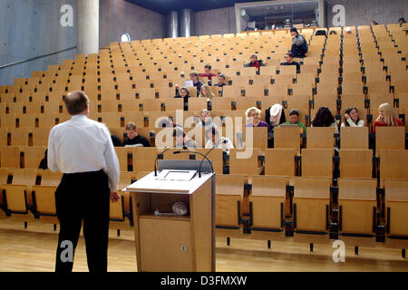 (Dpa) - Gli studenti di Francoforte della community college di partecipare a una conferenza in una sala conferenze a Francoforte, Germania, 19 novembre 2004. Foto Stock