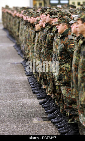 (Dpa) - La mostra fotografica di soldati del generale Hans Graf von Sponeck caserma di Germersheim, Germania, 30 novembre 2004. Il centro di formazione per la formazione di base dell'aeronautica militare per le distribuzioni di stranieri in tempo di pace è stato ufficialmente inaugurato il 30 novembre 2004. La formazione di base che in precedenza era condotta a due posizioni è quindi ora centralizzate presso la caserma Sponeck. Foto Stock