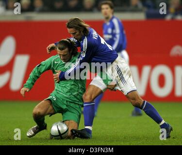 (Dpa) - Schalke's Sven di Vermant (R) combatte per la palla con la Budapest Adem Kapic durante la UEFA Cup Soccer gruppo opposto di gioco FC Schalke 04 e Ferencvaros Budapest a Gelsenkirchen, Germania, 25 novembre 2004. Schalke ha vinto la partita 2-0. Foto Stock