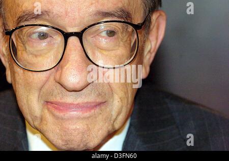 (Dpa) - US Federal Reserve Chairman Alan Greenspan assiste il sistema bancario europeo Convegno presso la Alte Oper a Francoforte, Germania, 19 novembre 2004. Foto Stock