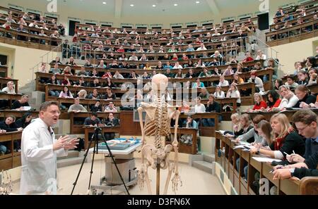 (Dpa) - primo anno gli studenti frequentano una anatomia lezione dal professor Wolfgang Schmidt presso la facoltà di medicina presso l'università di Leipzig, Germania, 15 novembre 2004. Secondo un rapporto di 'Spiegel' rivista l'Università di Lipsia è tra le università con i migliori studenti in Germania. Lipsia si colloca al terzo posto dietro l'università di Friburgo e l Università Tecnica i Foto Stock