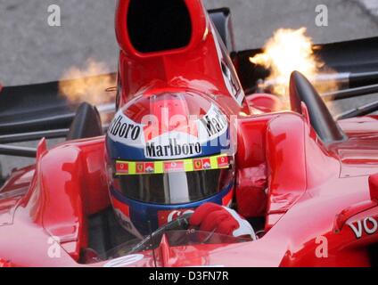 (Dpa) - Spagnolo di Formula 1 driver Marc Gene unità in una gara di Ferrari auto presso il Circuit de Catalunya Race Course a Barcellona, Spagna, 25 novembre 2004. Gene è stato ingaggiato come test driver da Ferrari per il prossimo 2005 F1 stagione di corse. Diversi team di Formula Uno sono attualmente i test di Barcellona. Foto Stock