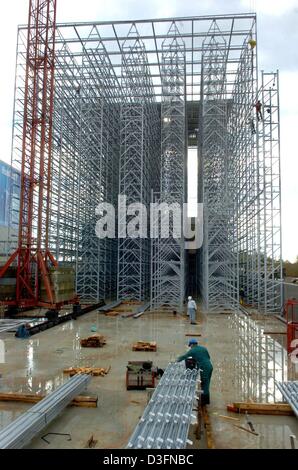 (Dpa) - lavoratori edili assemblare un nuovo alto-aumento impianto di stoccaggio per la società farmaceutica tedesca Salutas Pharma vicino a Barleben, Germania, 21 ottobre 2004. Circa 1.000 dipendenti già al lavoro della società presso l'Autobahn 2. Foto Stock