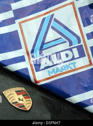 (Dpa) - Il logos di Porsche e Aldi sono visto accanto a ogni altro in Amburgo, 15 novembre 2004. Secondo un sondaggio di Reputation Institute, Harris Interactive e il Wall Street Journal Europe i marchi Porsche e Aldi sono la miglior reputazione in Germania. Il tedesco auto maker Porsche è al primo posto seguito da vicino da tedeschi supermercato discount Aldi. Foto Stock