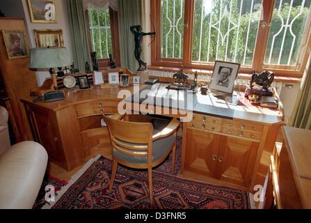 (Dpa file) - Una vista dello studio nella villa del compositore tedesco e il conduttore Richard Strauss, a Garmisch, Germania, 8 settembre 1999. Strauss è nato il 11 giugno 1864 a Monaco di Baviera e morì il 8 settembre 1949 a Garmisch-Partenkirchen, in Germania. Il figlio di un suonatore di corno, Strauss iniziò a comporre a 6. Prima di lui era 20, aveva avuto importanti anteprime di due sinfonie e un concerto di violino Foto Stock