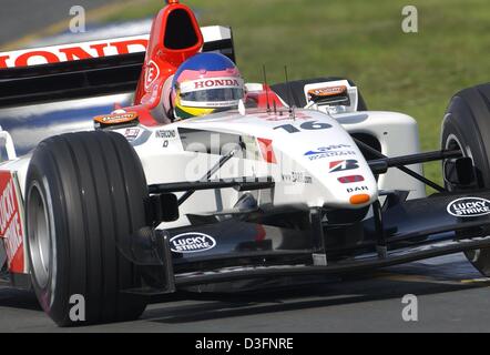 (Dpa) - Canadese pilota di Formula Uno Jacques Villeneuve DEL BAR-Honda del team gare il suo bolide durante i corsi di formazione di qualifica su Albert Park Race Track in Melbourne, 8 marzo 2003. Foto Stock