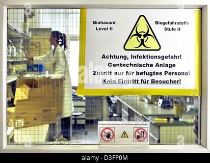 (Dpa) - Un dipendente del Bernhard Nocht Istituto di medicina tropicale lavora al laboratorio di genetica di Amburgo, 10 aprile 2003. Quel giorno è stato annunciato che un nuovo caso sospetto di virus SARS (Severe Acute Respiratory sindrome) non è stata confermata. Un 26-anno-vecchio donna cinese residente in Amburgo, è stato ricoverato in ospedale il giorno prima. Coronavirus, un virus che provoca la comune Foto Stock