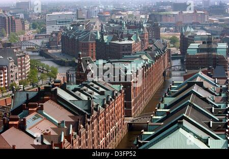 (Dpa) - Amburgo "peicherstadt' (magazzino comune) è il più antico e il più grande complesso coesivo di magazzini in tutto il mondo (nella foto 11 Maggio 2003). Esso è stato costruito vicino alla porta libera nel tardo XIX secolo in mattoni rossi, tipico della Germania settentrionale, con tetti a capanna e piccole torri che sono splendidamente riflesse nei canali le loro frontiere. Alcune di queste case sono fino a sette piani di altezza Foto Stock