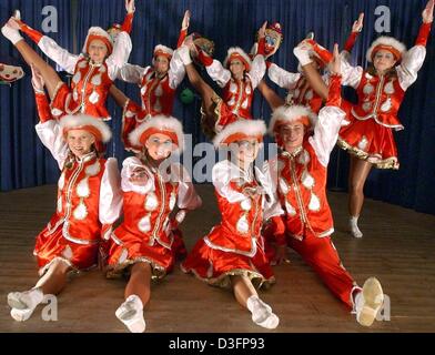 (Dpa) - i soci di un club di carnevale dalla Germania est reciti un 'Gardetanz' (guardia's dance) in Meuschau, Germania orientale, 21 febbraio 2003. È il primo gruppo di danza dalla Germania Est a essere selezionati per prendere parte al famoso sfilata di carnevale a Colonia il carnevale lunedì (Rosenmontag). Il culmine della stagione di carnevale in Germania è carnevale lunedì (Rosenmontag) che prende Foto Stock