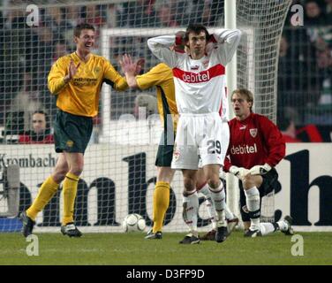 (Dpa) - Glasgow's scontrino Chris Sutton (L) cheers dopo che colpisce il 2-0 obiettivo mentre Stuttgart, defender Steffen Dangelmayr (C) si allontana dall'obiettivo e portiere Timo Hildebrand (R) cercare deluso durante la UEFA Champions League Soccer Game VfB Stoccarda contro il Celtic Glasgow all'Daimlerstadion a Stoccarda, Germania, 27 febbraio 2003. Stoccarda vince 3-2 ma manca il Foto Stock