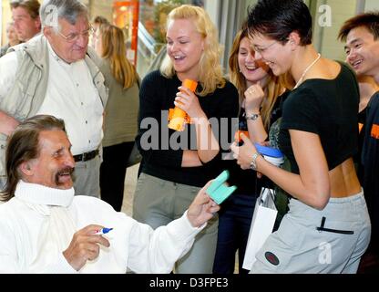 (Dpa) - designer italiano Luigi Colani (L) chat con il design industriale gli studenti durante la fase di apertura della sua mostra "Luigi Colani - Formen und Visionen' (forme e visioni) presso il Technical College a Magdeburgo, in Germania, 8 maggio 2003. I modelli per la sua progetta di vetture futuristico, oggetti di utilità, motoscafi, televisori e occhiali da staminali il mondo naturale e il mondo Foto Stock