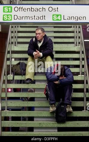 (Dpa) - Passeggeri sedersi e aspettare che i treni regionali durante un colpo di avvertimento presso la stazione ferroviaria centrale di Francoforte, in Germania, 6 marzo 2003. Il treno tedesco unione conduttore GDL ha chiamato per un sciopero nazionale il 6 marzo chiedendo un tre percento di aumento dei salari e dei cambiamenti in worktime insediamento. Foto Stock