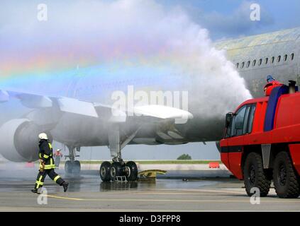 (Dpa) - Aeroporto di vigili del fuoco sono illustrati durante l'esercizio di emergenza 'Lilienthal 03' all'Aeroporto di Dresda, in Germania, 7 maggio 2003. L'aeroporto di Dresda è obbligato ad effettuare un tale esercizio ogni due anni per controll il coordinamento e la piallatura dei servizi di soccorso. In questo caso un decollo incidente con il fuoco e con perdita di kerosene è simulata. Foto Stock