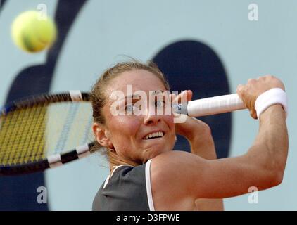 (Dpa) - Israele tennista Anna Pistolesi svolge un scritto durante la sua partita contro Amelie Mauresmo della Francia presso l'International Open di Germania a Berlino, 8 maggio 2003. Perde in due set 6-3 e 6-2. Foto Stock
