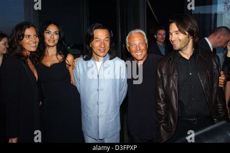 (Dpa) - Da L: Armani nipote Roberta Moratti, gli attori Maria Grazia Cucinotta e Jackie Chan, stilista italiano Giorgio Armani e attore Olivier Martinez pongono durante Armani del partito per l'apertura della sua mostra a Berlino, il 7 maggio 2003. La mostra nella Nuova Galleria Nazionale di Berlino mostra 500 Armani creazioni degli ultimi trent'anni. Alcuni dei reperti sono dei pezzi Foto Stock