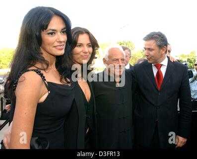 (Dpa) - Da L: Armani nipote Roberta Moratti, Italiano attrice Maria Grazia Cucinotta, stilista italiano Giorgio Armani e a Berlino il sindaco Klaus Wowereit pongono davanti Armani del partito per l'apertura della sua mostra a Berlino, il 7 maggio 2003. La mostra nella Nuova Galleria Nazionale di Berlino mostra 500 Armani creazioni degli ultimi trent'anni. Alcuni dei reperti sono pezzi realizzati Foto Stock