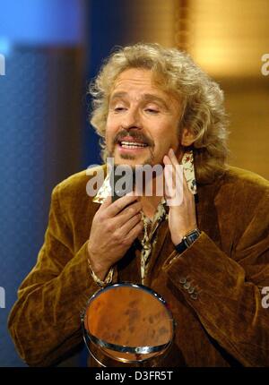 (Dpa) - TV tedesca host Thomas Gottschalk rade durante il suo popolare show televisivo "Wetten Dass...?" (bet che...?), Lucerna, Svizzera, 22 marzo 2003. Egli aveva perso una scommessa durante la sua ultima mostra, e di conseguenza hanno dovuto affrontare uno dei suoi ospiti, calcio tedesco coach R. Voeller, con un identico i baffi. Il liveshow trasmesso dalla televisione tedesca ZDF è stato guardato da 13,8 milioni di pe Foto Stock